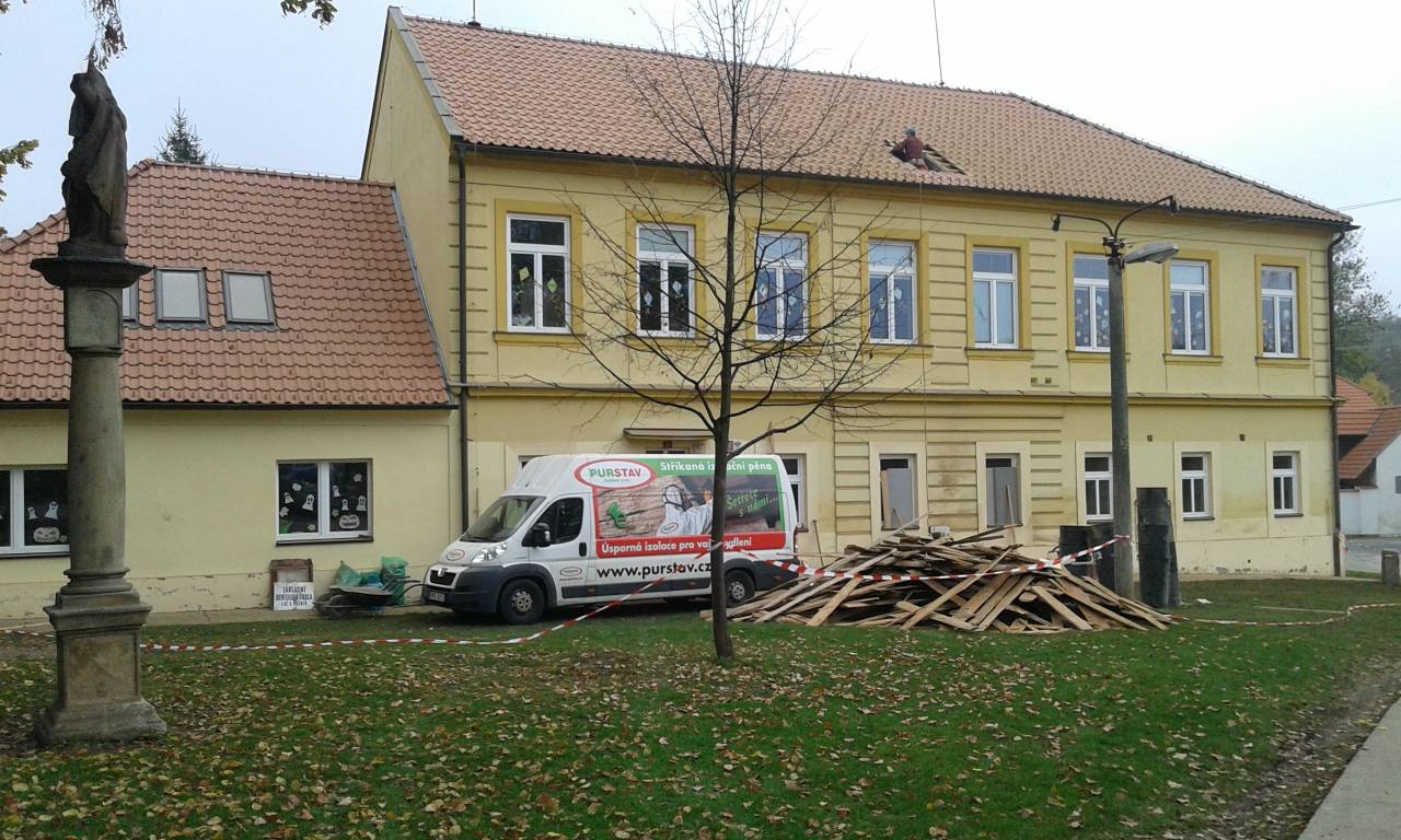 Tepelná izolace stropu základní školy Přistoupim